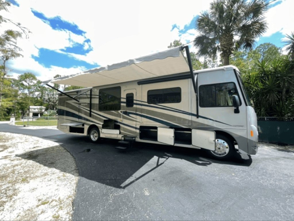 2015 Itasca Sunstar 36Y - National Vehicle