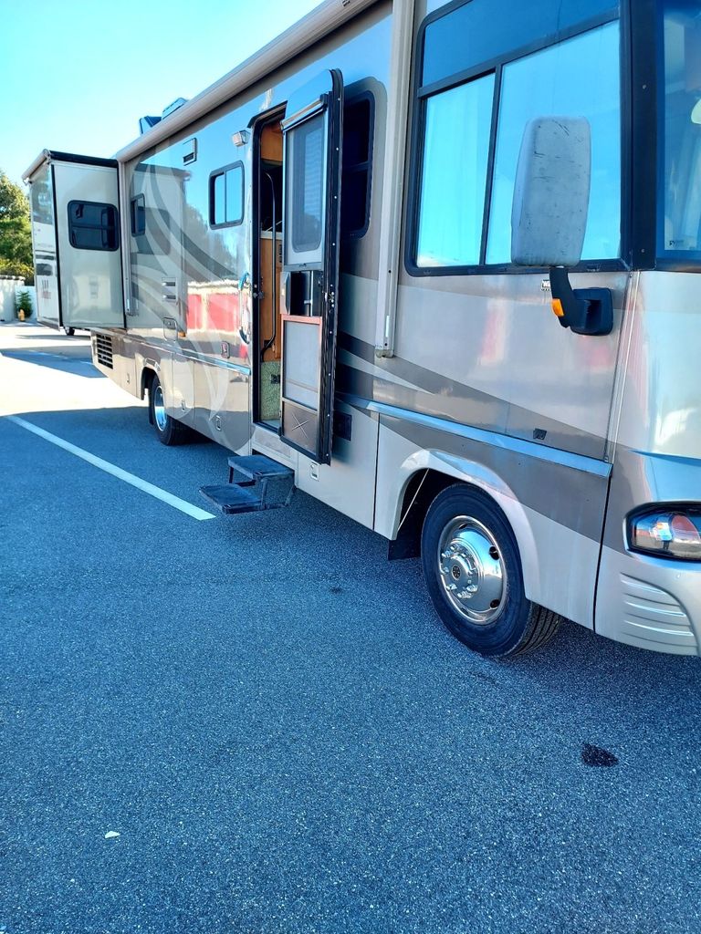 2005 Winnebago Adventurer 33V - National Vehicle