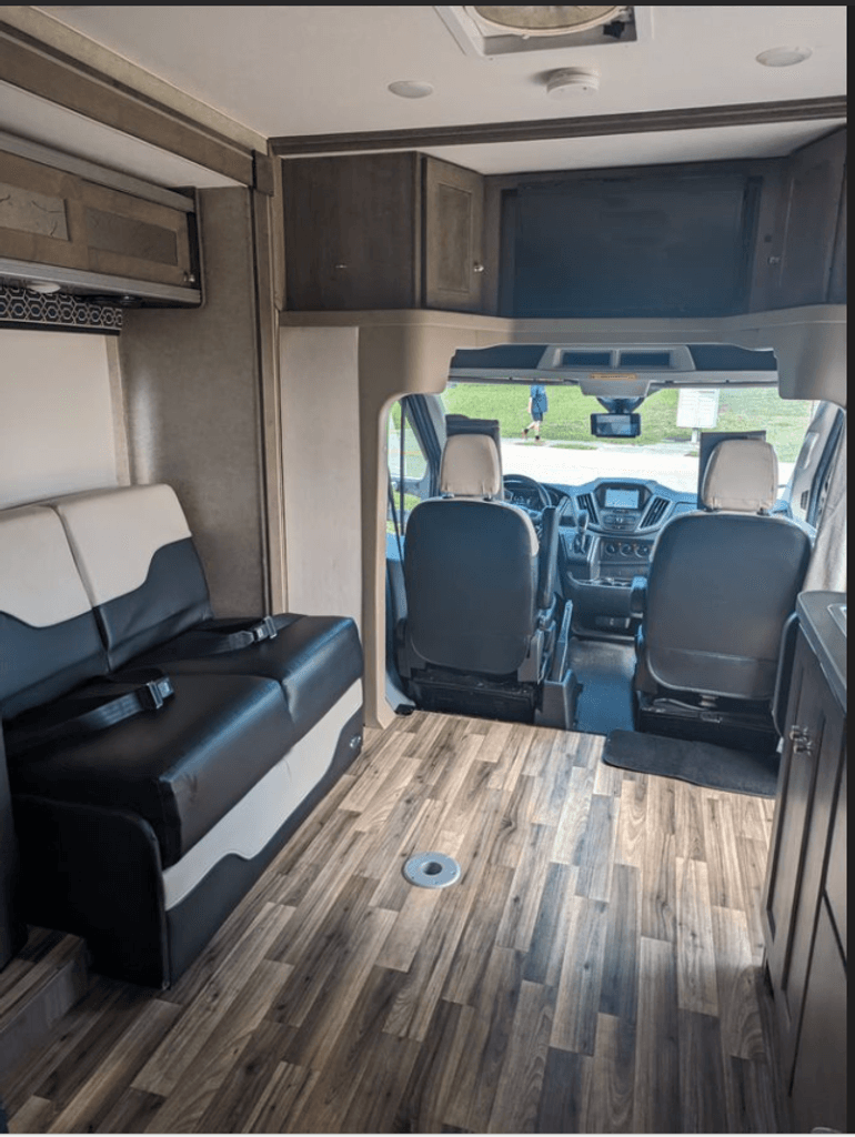 2017 Winnebago Fuse 23A National Vehicle