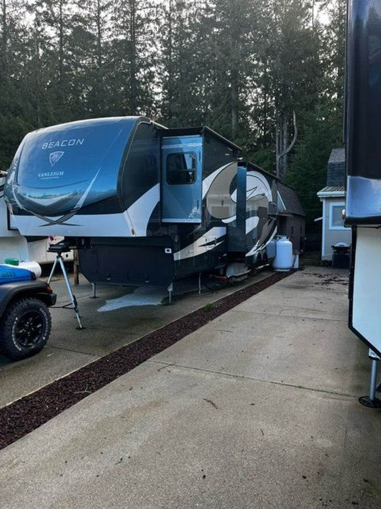 2021 Vanleigh Beacon 34RLB - National Vehicle