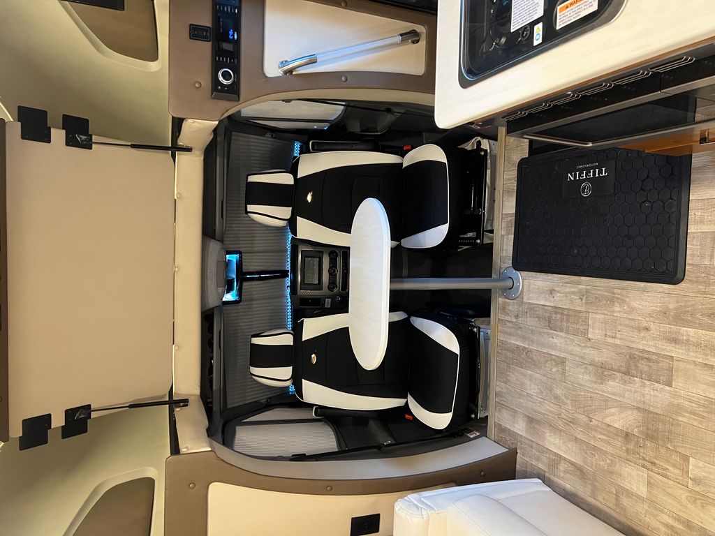 オアシス 2019 Tiffin Motorhomes Wayfarer 25QW - National Vehicle