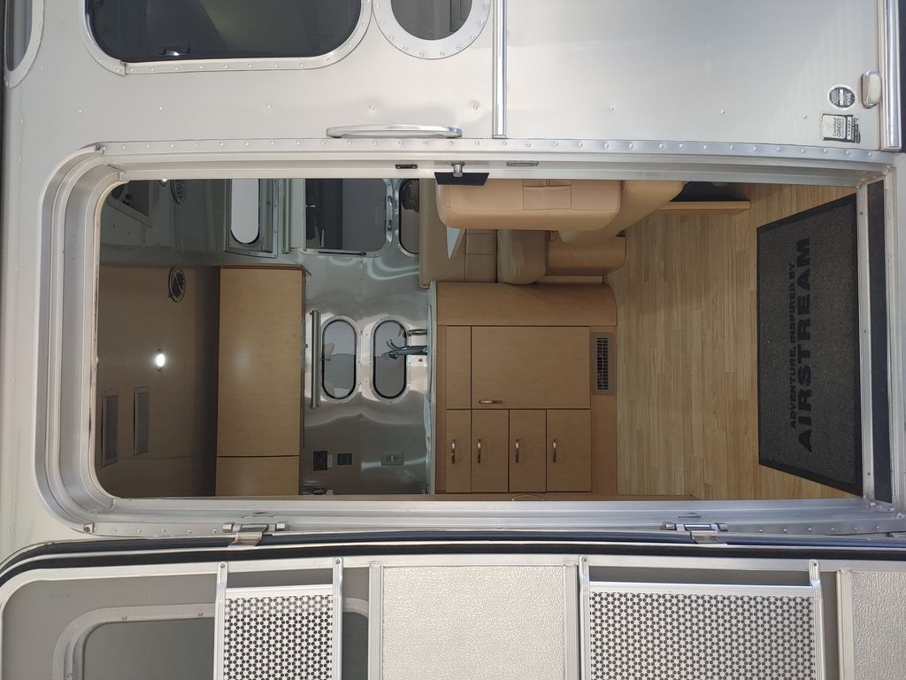 2016 Airstream Flying Cloud 26U - National Vehicle