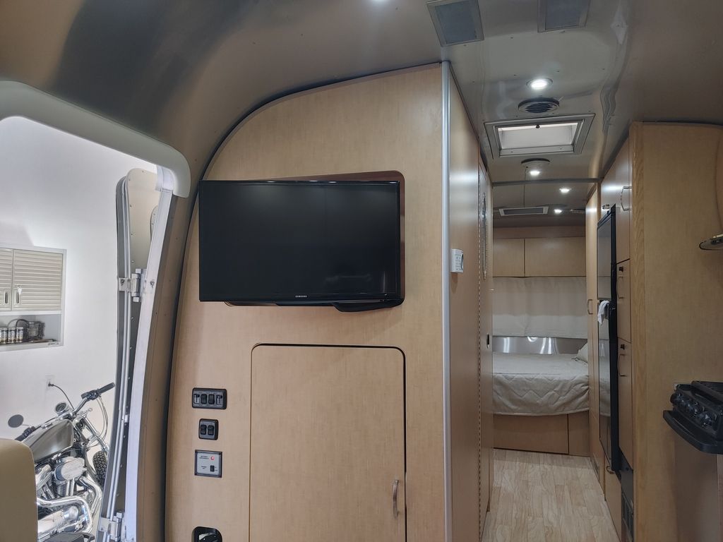 2016 Airstream Flying Cloud 26U - National Vehicle