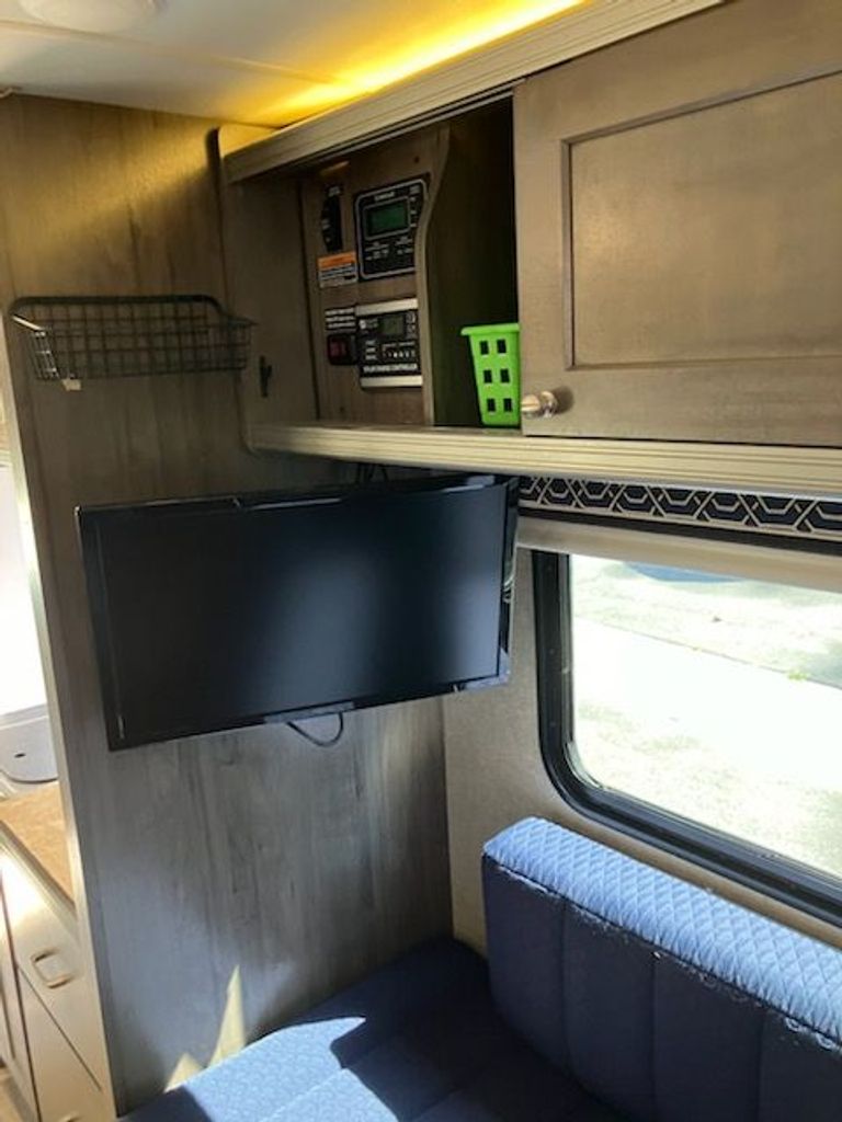 2017 Winnebago Fuse 23A National Vehicle