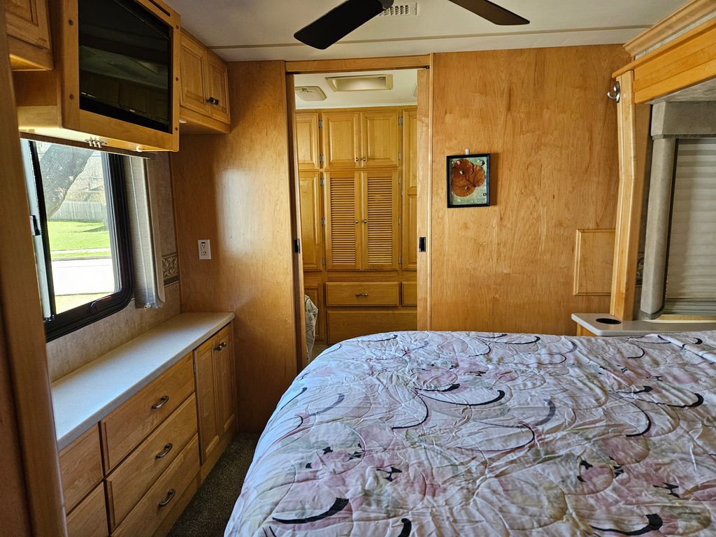 リー 2007 Fleetwood Revolution LE 40E - National Vehicle