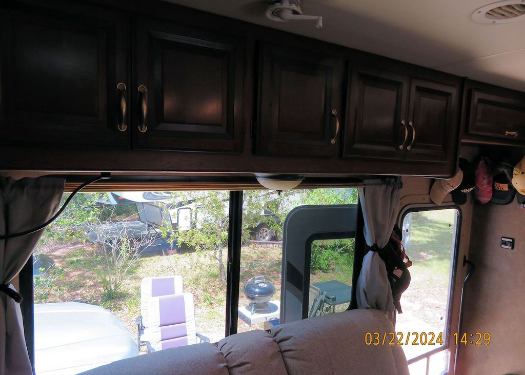 コロンブス 2014 Thor Motor Coach Chateau 33SW - National Vehicle