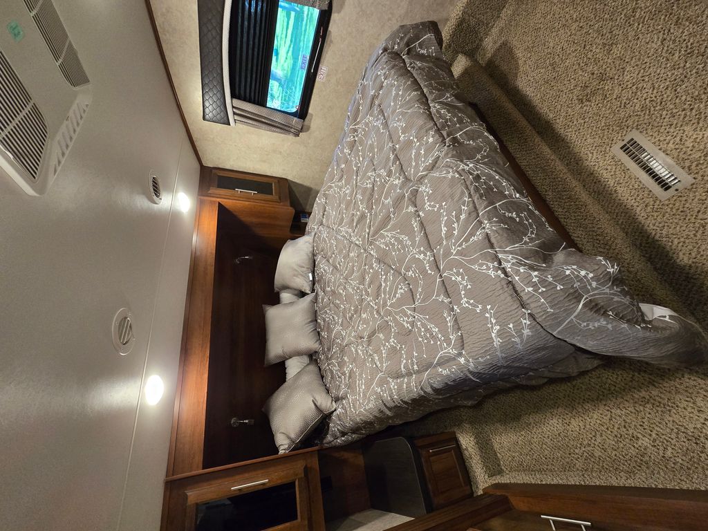 ハミングバード 2005 Fleetwood Bounder 38N - National Vehicle