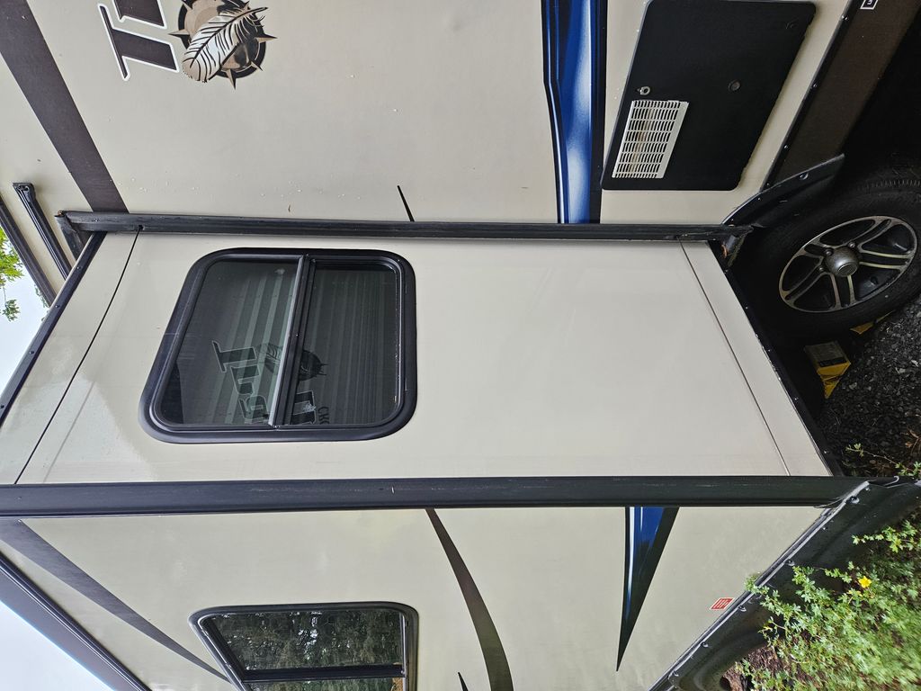 2014 R-Vision Trail-Lite Crossover 200DS - National Vehicle