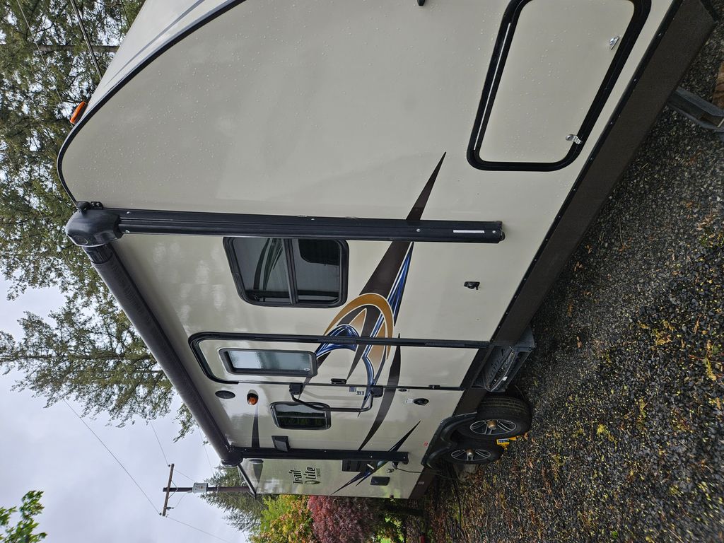 2014 R-Vision Trail-Lite Crossover 200DS - National Vehicle