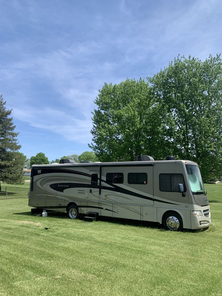 とと 2014 Winnebago Sightseer 35G - National Vehicle