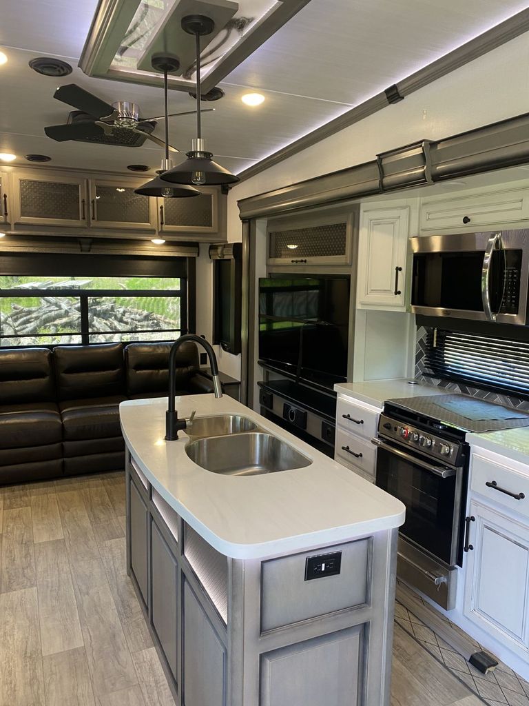 2022 Keystone Montana Legacy Edition 3121RL National Vehicle