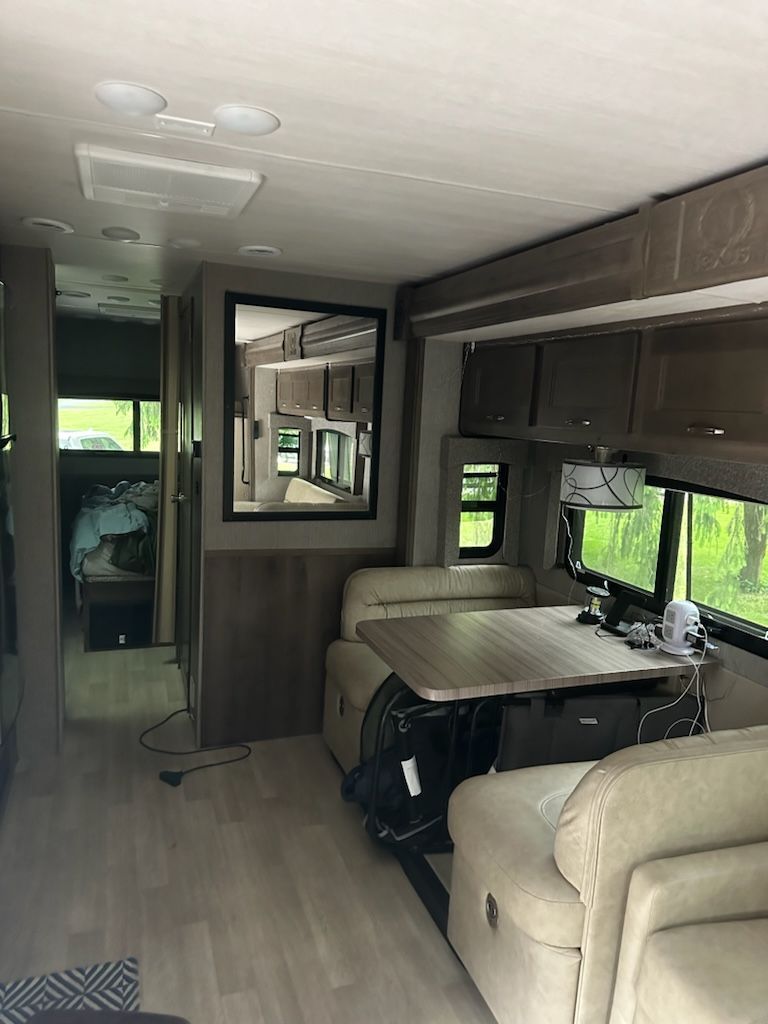 2021 Nexus Wraith 32W - National Vehicle