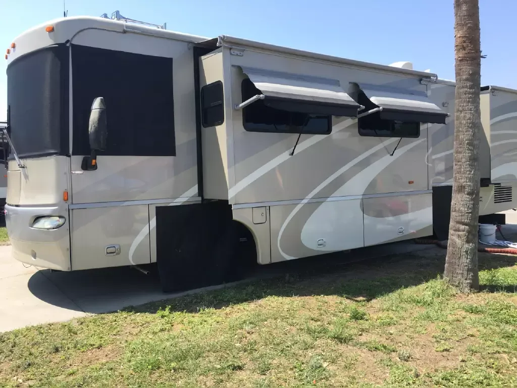 ラージ 2006 Winnebago Journey 36G - National Vehicle