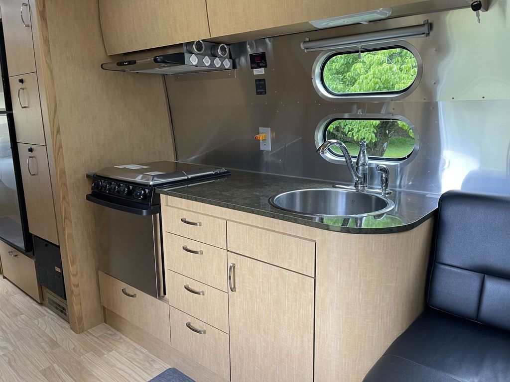 インパクト 2016 Airstream Flying Cloud 26U - National Vehicle