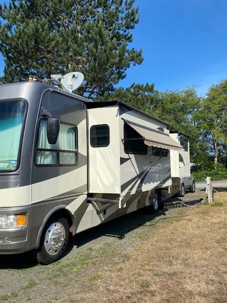 でい 2007 National RV Dolphin 6367LX - National Vehicle