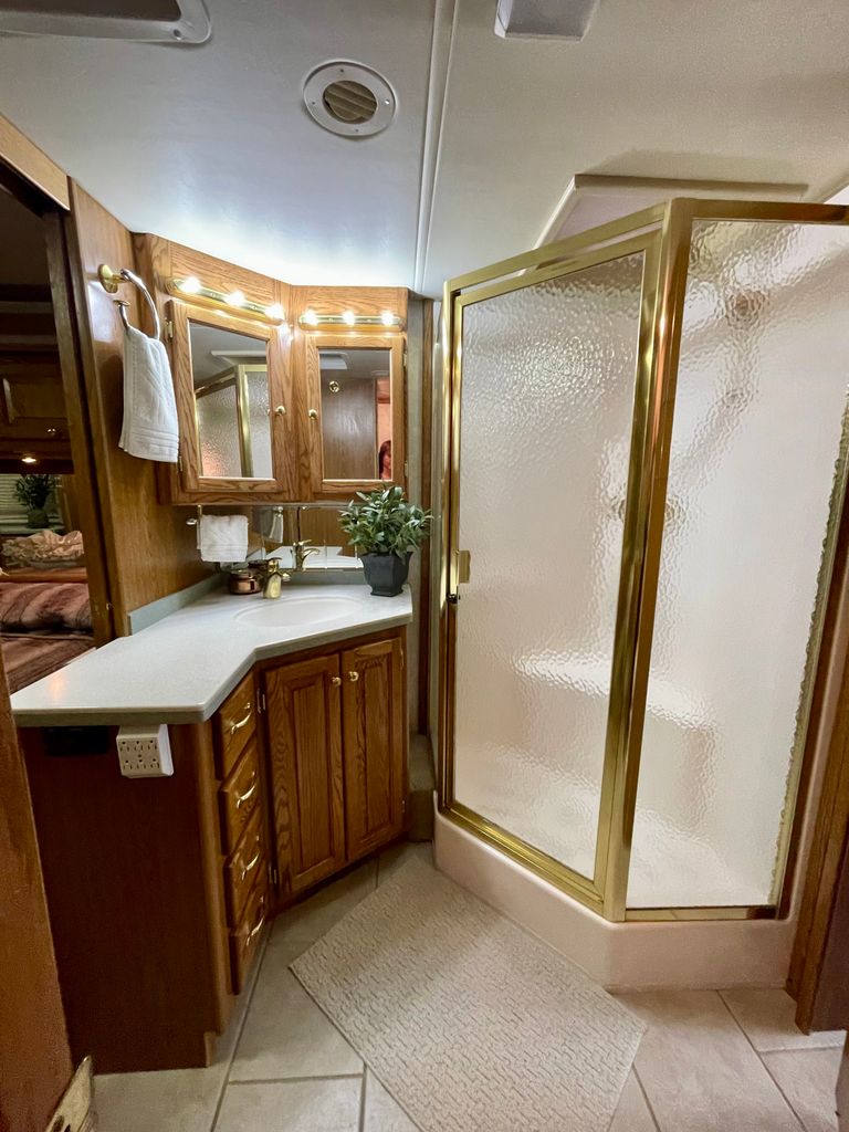 2004 Tiffin Motorhomes Phaeton 38GH - National Vehicle
