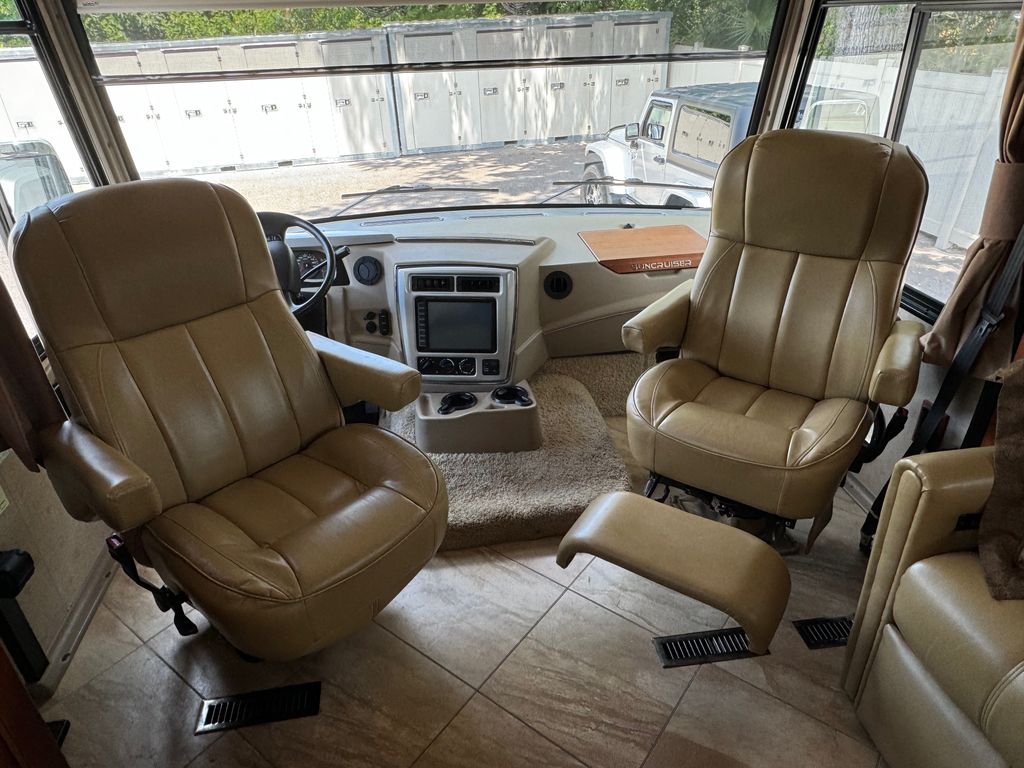 え 2016 Winnebago Suncruiser 37F - National Vehicle
