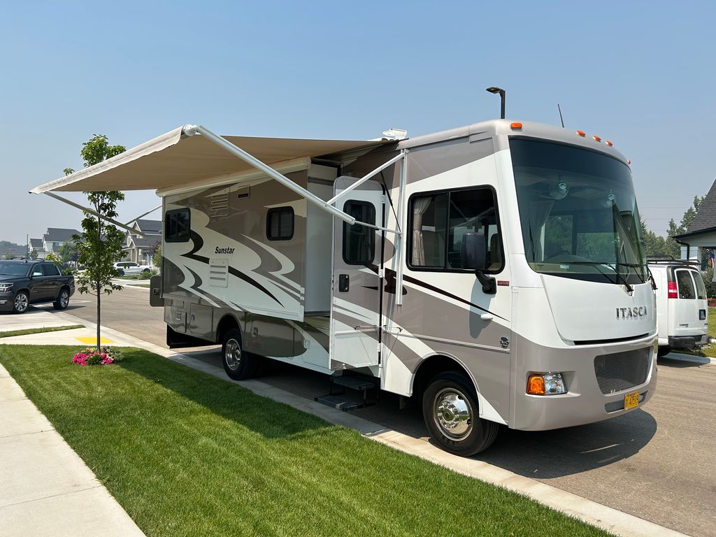 2013 Winnebago Itasca Sunstar 27N - National Vehicle