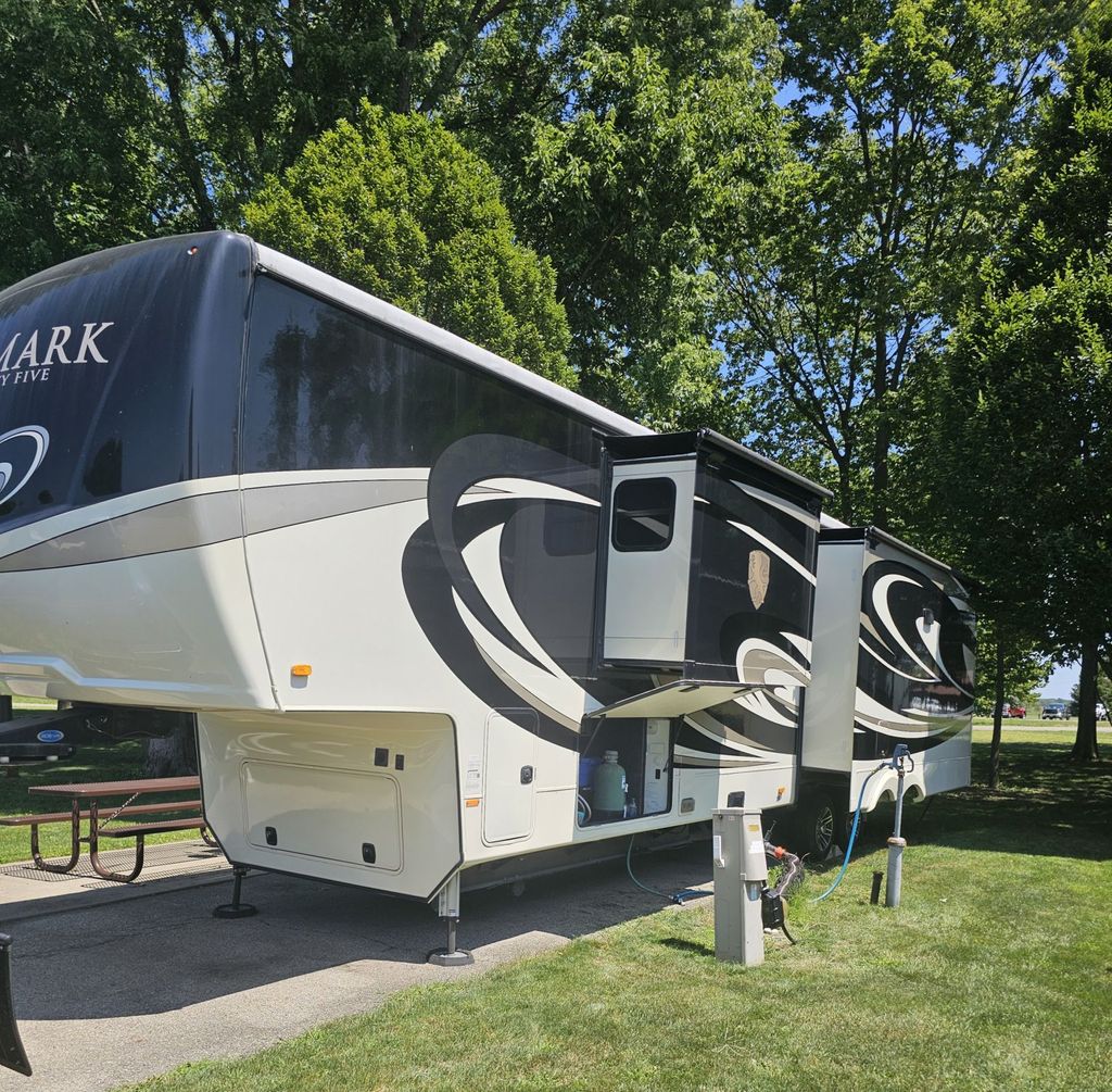2019 Heartland Landmark 365 Newport - National Vehicle