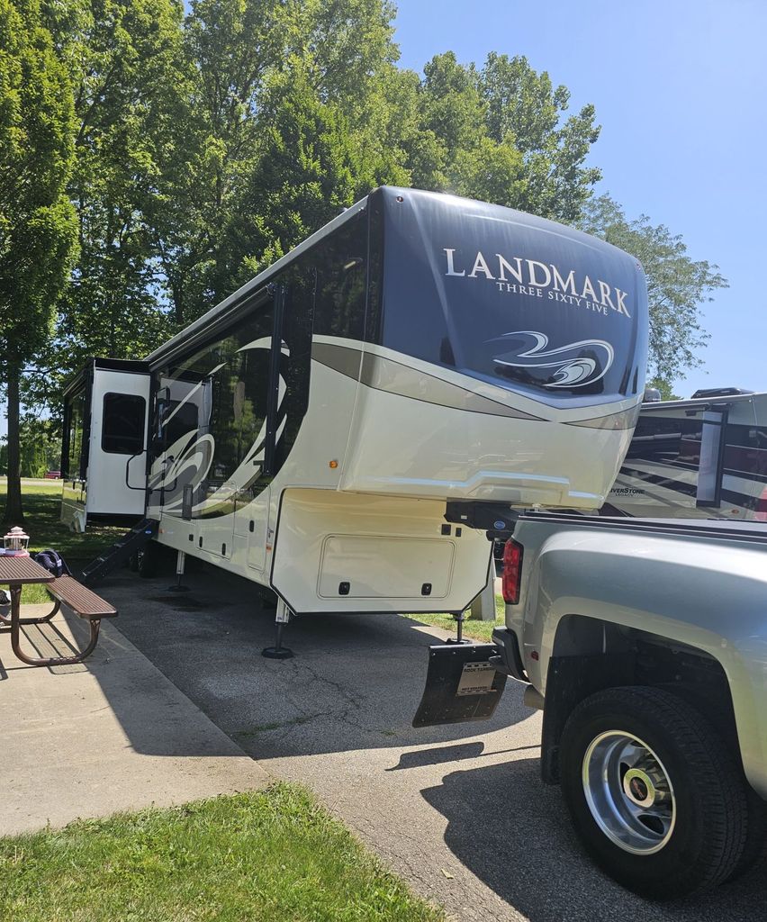 は 2019 Heartland Landmark 365 Newport - National Vehicle