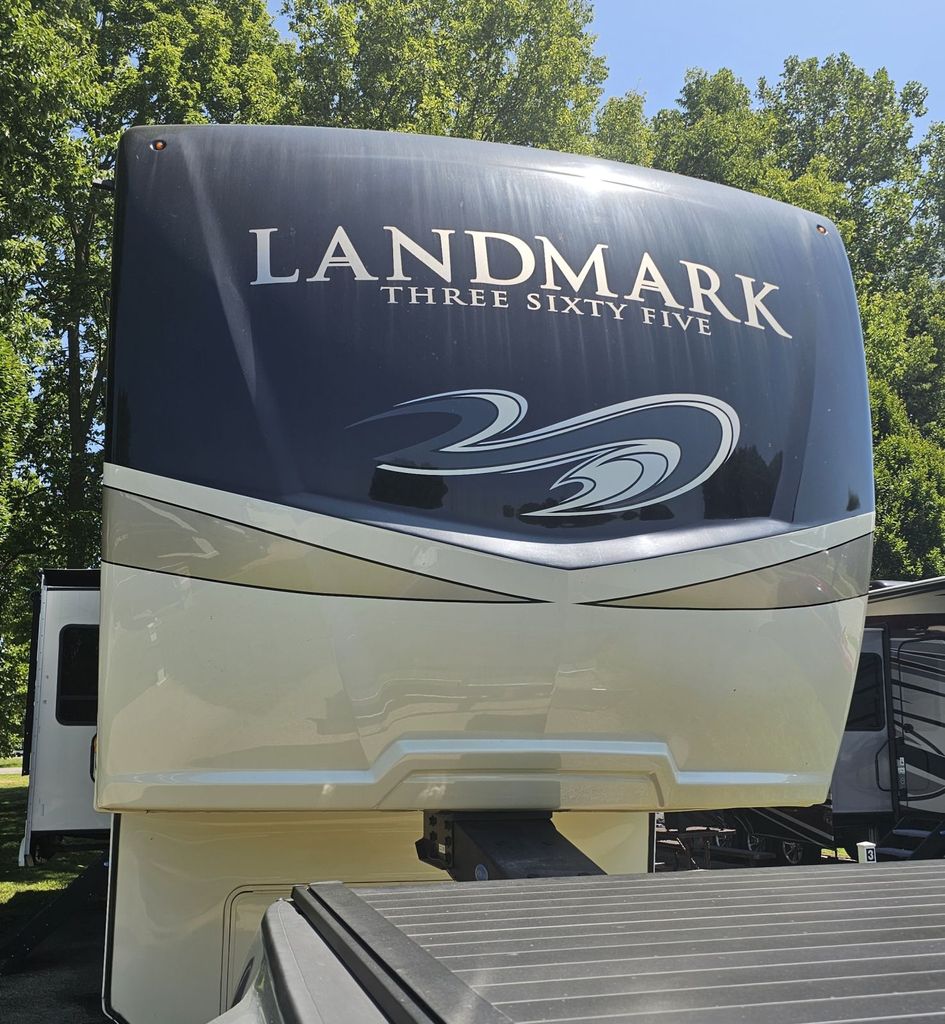 は 2019 Heartland Landmark 365 Newport - National Vehicle