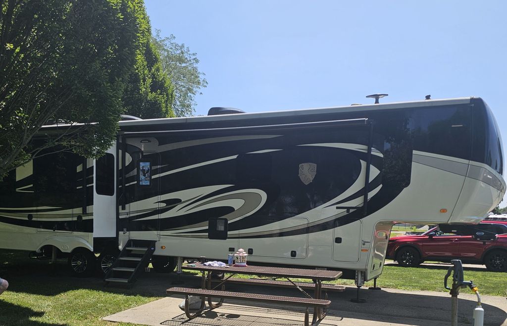 は 2019 Heartland Landmark 365 Newport - National Vehicle