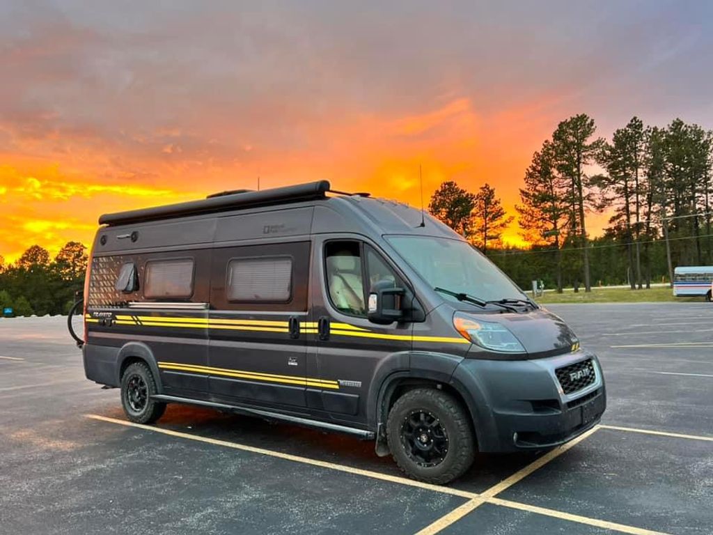 シオン 2020 Winnebago Travato 59KL - National Vehicle