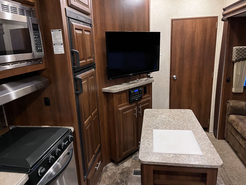 ハッチ 2015 Forest River Wildcat 344QB - National Vehicle