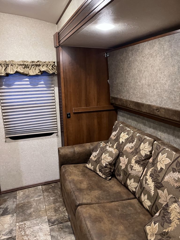 ハッチ 2015 Forest River Wildcat 344QB - National Vehicle