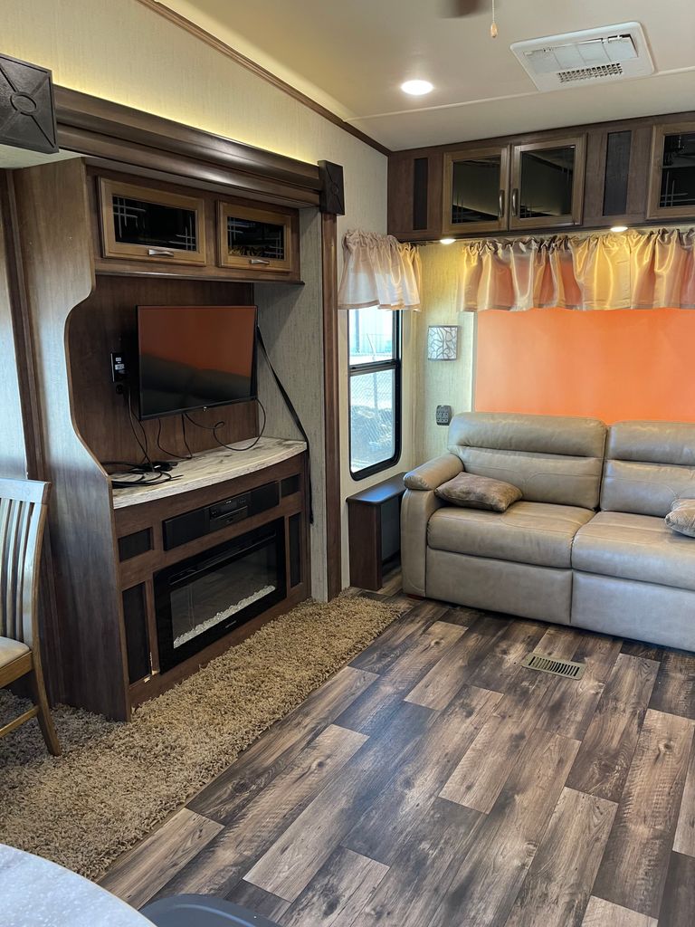 2018 Forest River Sandpiper 345RLOK - National Vehicle