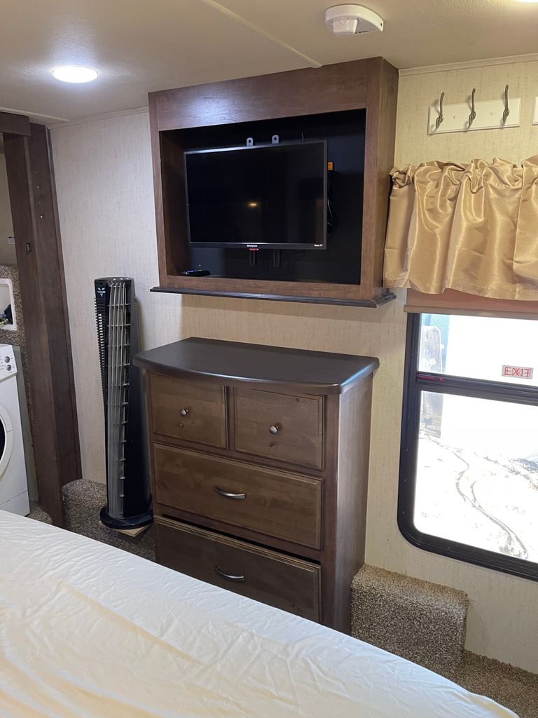 m  2018 Forest River Sandpiper 345RLOK - National Vehicle