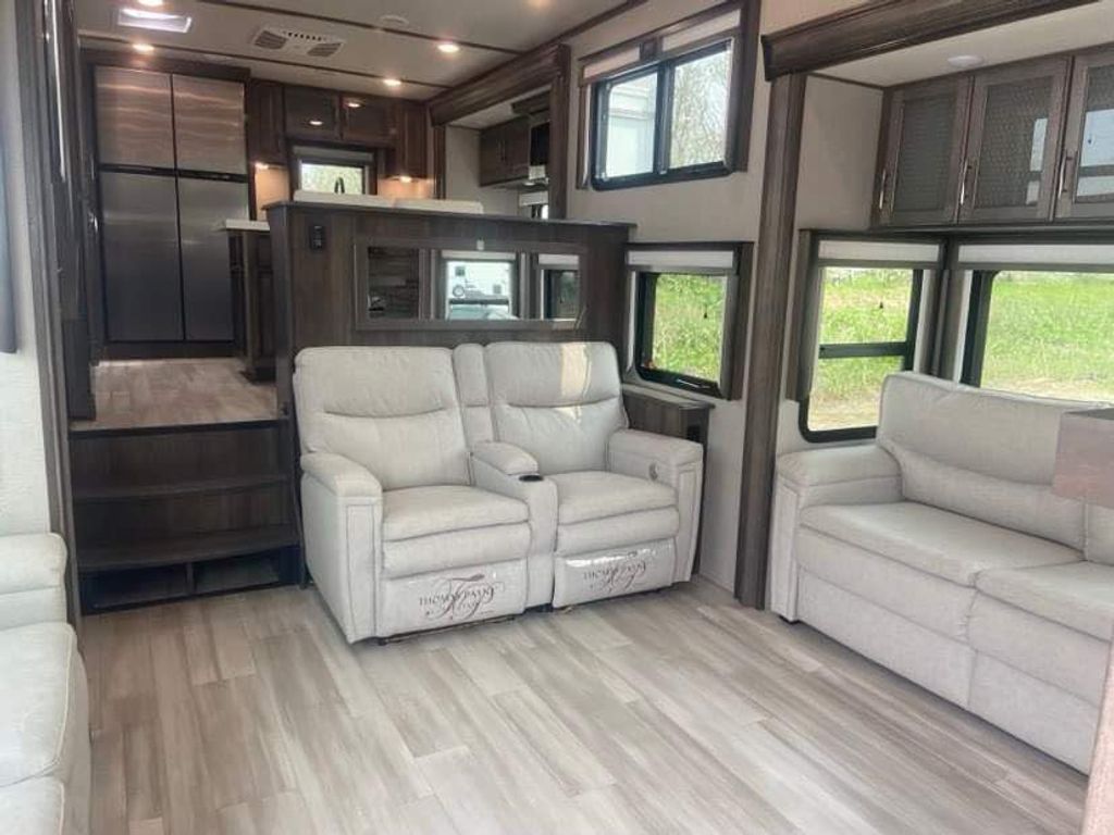 バハマ 2023 Grand Design Solitude 390RK - National Vehicle