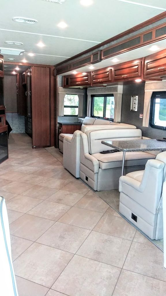 テレビ 2015 Fleetwood Bounder 33C - National Vehicle