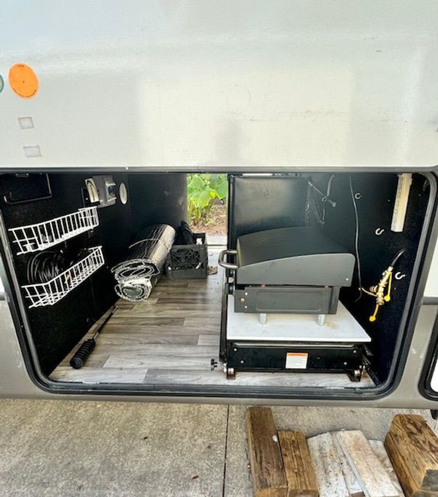 R専用ページ 2020 Keystone Montana 3791RD - National Vehicle