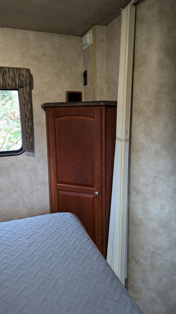 【M】 2013 Winnebago Chalet 26QR - National Vehicle