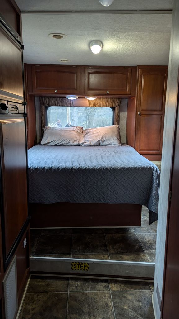 【M】 2013 Winnebago Chalet 26QR - National Vehicle