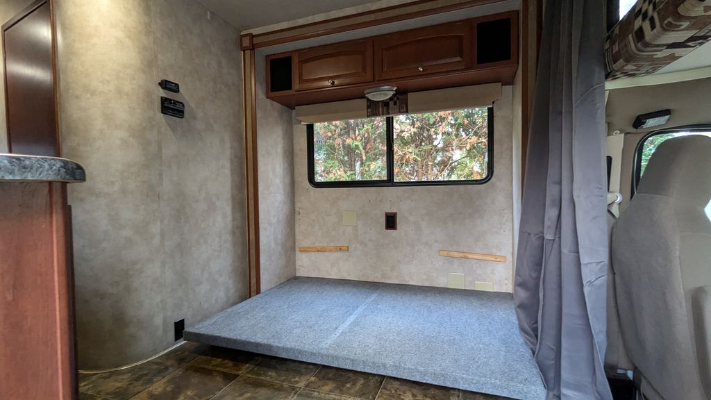 【M】 2013 Winnebago Chalet 26QR - National Vehicle