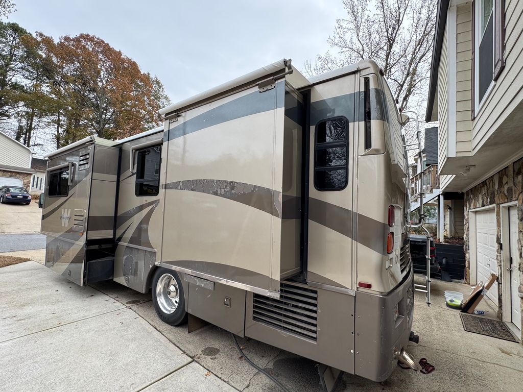 SSS  2004 Winnebago Journey 32T - National Vehicle