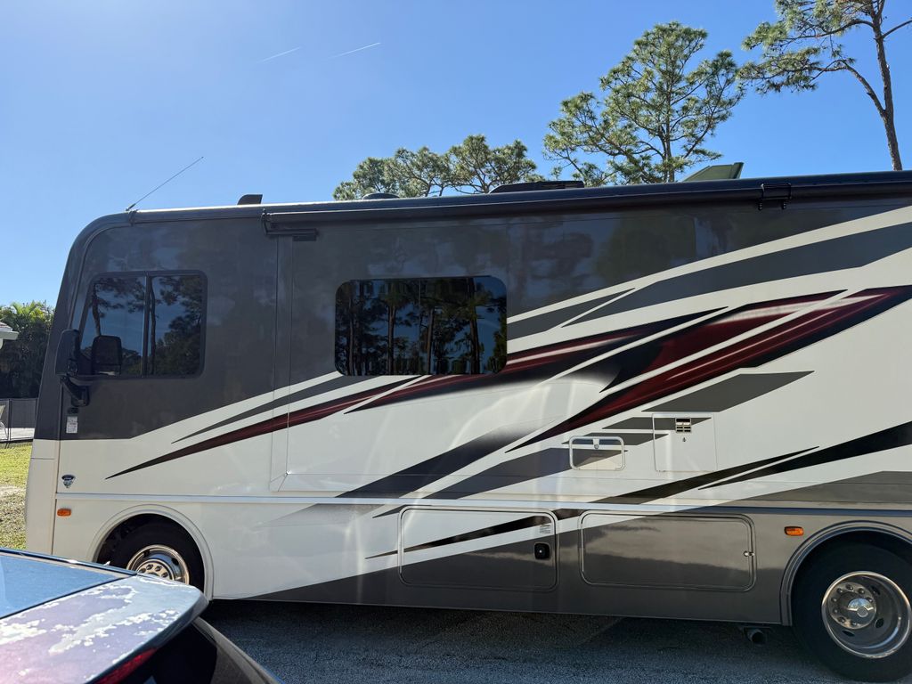 ハミングバード 2022 Fleetwood Flair 29M - National Vehicle