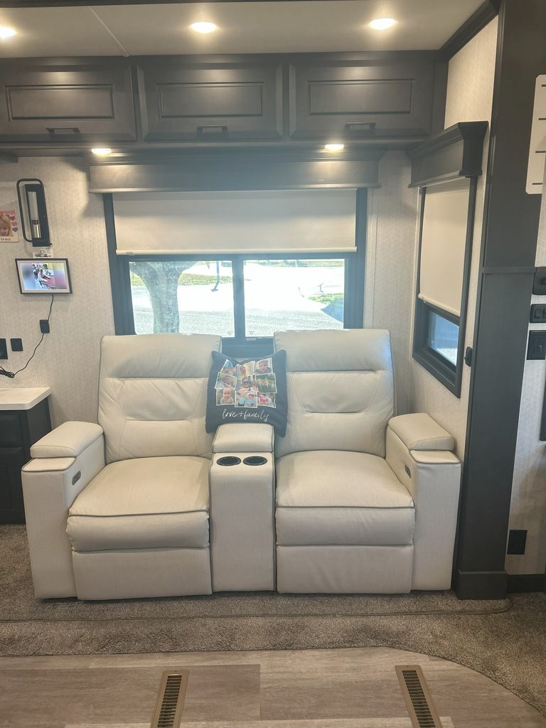 2022 DRV Mobile Suites 39DBRS3 - National Vehicle