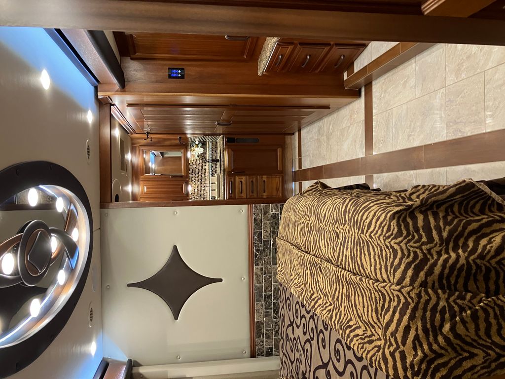 2018 Foretravel Realm FS6 LVB - National Vehicle