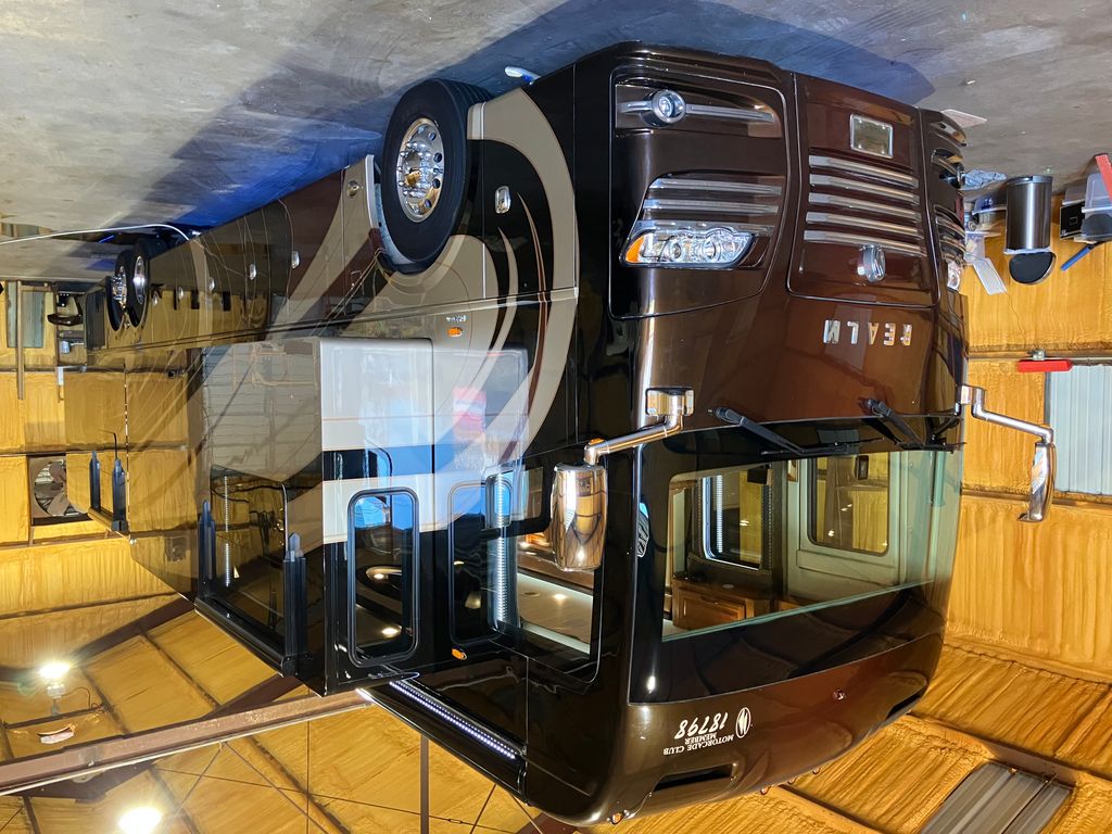 チーター2 2018 Foretravel Realm FS6 LVB - National Vehicle