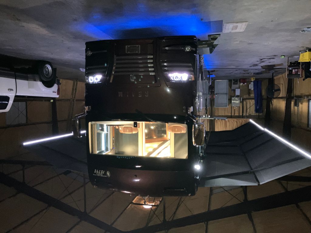 2018 Foretravel Realm FS6 LVB - National Vehicle