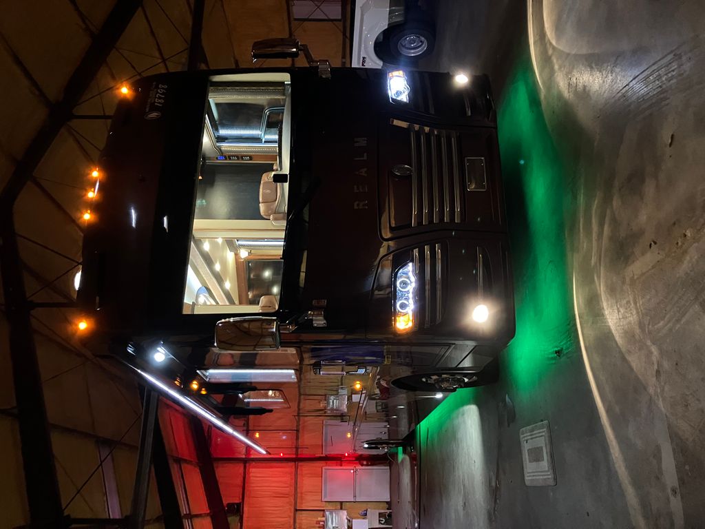 2018 Foretravel Realm FS6 LVB - National Vehicle