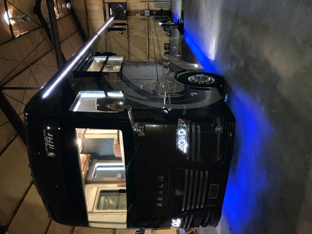 2018 Foretravel Realm FS6 LVB - National Vehicle