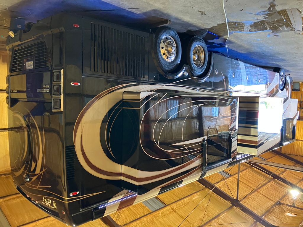 2018 Foretravel Realm FS6 LVB - National Vehicle