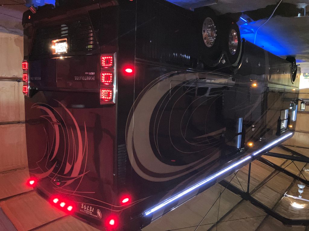 2018 Foretravel Realm FS6 LVB - National Vehicle