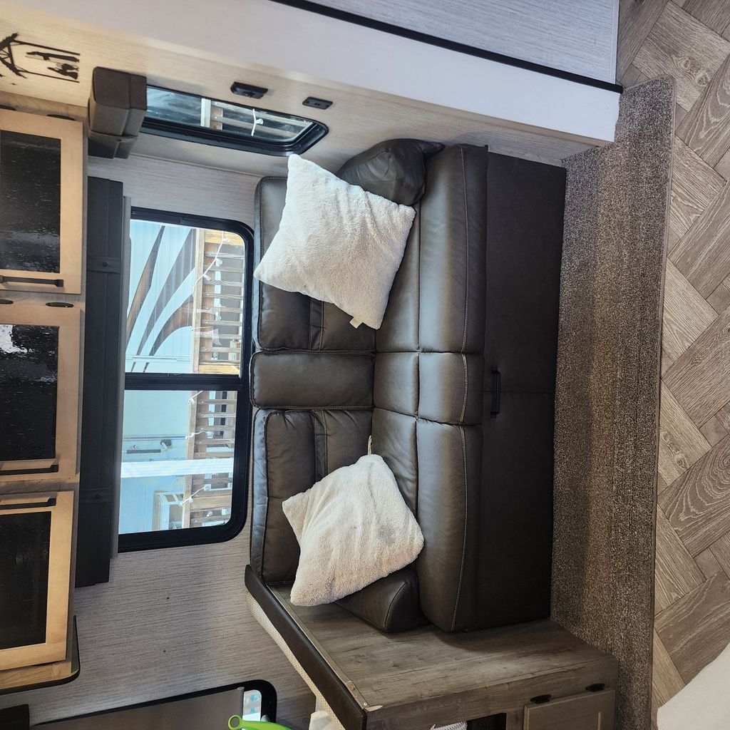 ソファー 2022 Palomino by Forest River Puma 32BHQS - National Vehicle