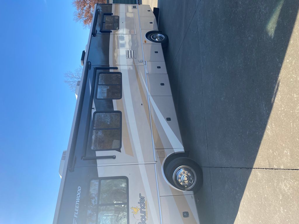 2007 Fleetwood Bounder 38S - National Vehicle