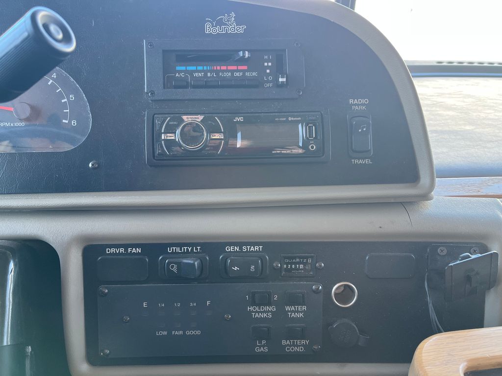 2002 Fleetwood Bounder 31W - National Vehicle